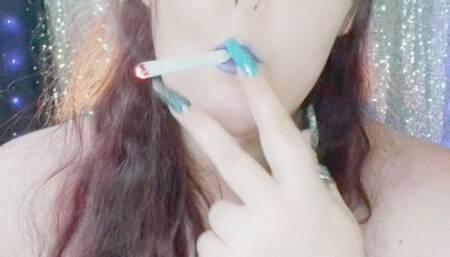 Nicki Pie smoking a Misty 120