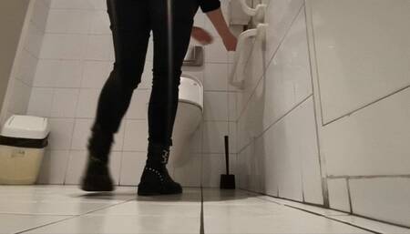 Farty-splashy-stinky-loud-groany toilet COMPI at work