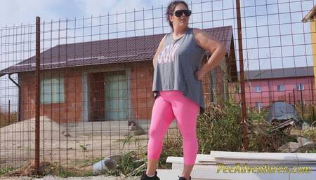 BBW brunette wet her tights outdoor