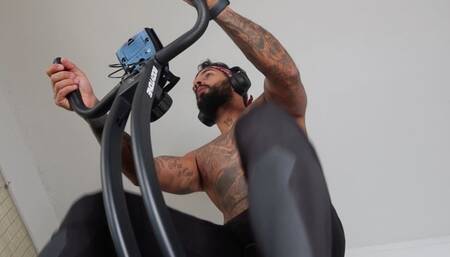 Unaware giant’s afternoon routine (custom clip) - Lalo Cortez