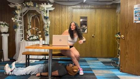 Karly Queen's Footrest 2