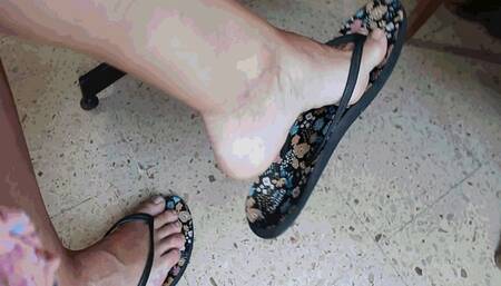 Dangling flip flops for the beach MP4(1280*720)HD