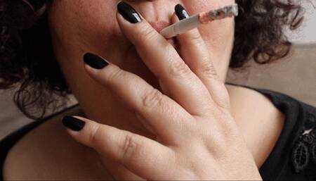 Dolce Amaran smoking a cigarette and showing feet teasing ashtray boys - SMOKING - SMOKING DOMINATIONS - EXTREME CLOSE-UP - SMOKER - SMOKING - SMOKING FETISH - MATURE WOMAN - NO MAKEUP - FEET - WIGGLING TOES - WEDGE FLIP FLOP