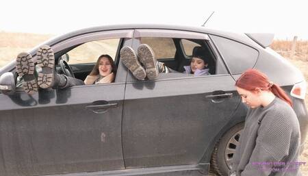 KARINA and SARAH - Clean our dirty boots in the rain! (4K)