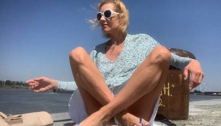 Panty flash in the wind