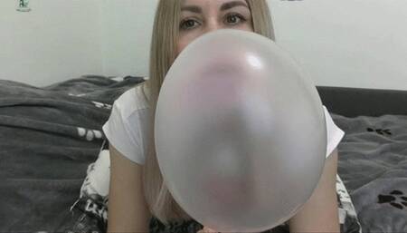 Look at me and blow huge, thick, pink bubbles until they burst MP4 FULL HD 1080p