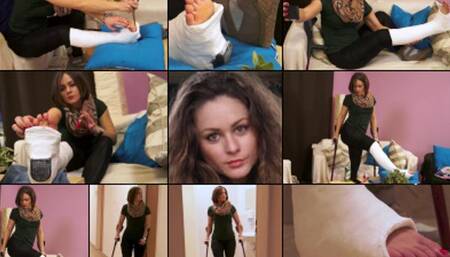 Zuzu Term SLWC Hanging out at Home Polishing Her Toes and Crutching Out with Foot Play (in HD 1920 X 1080)