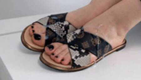 (339) Shoejob and Cum on Flat Slides (4K, MP4)