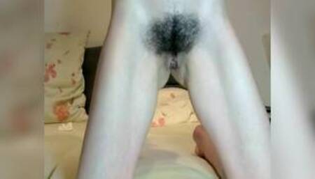 Heiße deutsche Hausfrau masturbiert ihre behaarte Fotze in Nahaufnahme