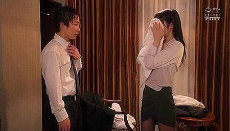 [ipx-850] Record Heavy Rains Lead Her To Share A Room With A Young Virgin Male Employee 10 Cumshots After This Employee Got Horny Seeing Her Body Wet In The Rain. Karen Kaede Scene 1 P1