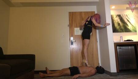 Vicky tramples her carpet barefoot and heels before convention- 1080p