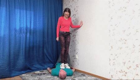 Long-haired girl roughly massages guy's head with her feet, vf2433h 720p