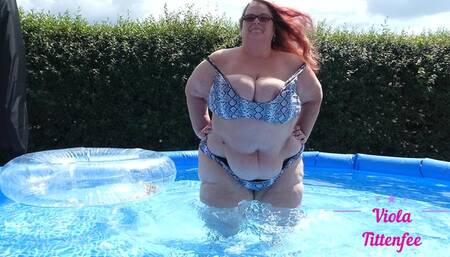 VT shaking my fat body in the pool 04