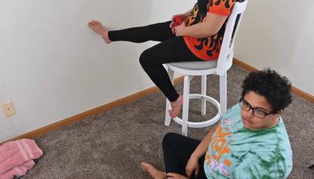 Astrid and Dylan give a worship footjob (4k)