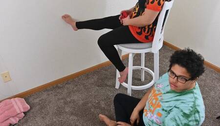 Astrid and Dylan give a worship footjob (720)