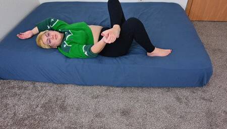 Relaxed foot worship during a handjob by Dylan (4k)