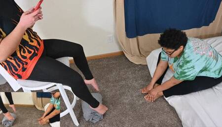 Astrid and Dylan tease me with a foot worship footjob (720)