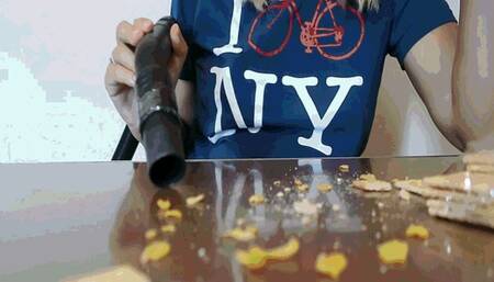 Cleaning the table with a vacuum cleaner MP4(1280*720)HD