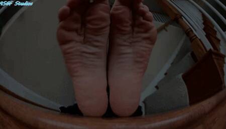 NEW MODEL! Foot Virgin! Shapely athletic size 10s! - MP4