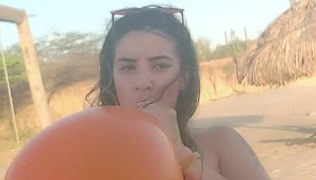 B2p BALLOON 18 oranje in the beach