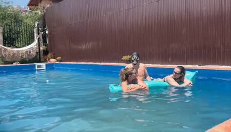 SWIMMING pool Fun MisTRESS ZeiDA AnD MiSTReSS TiRzaH