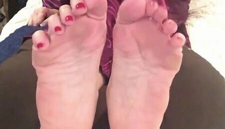 KITTY STRETCHES AND CURLS HER PAWS