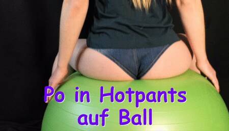 Butt in hotpants at ball - Po in Hotpants auf Ball