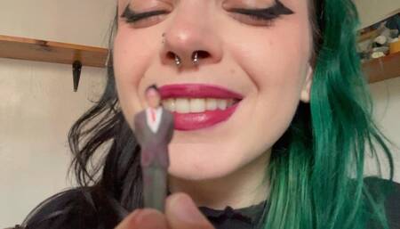Lipstick Tease with Giantess Eliza mp4