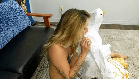 Chelsea Inflates Pegasus by Mouth HD MP4 (1920x1080)