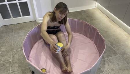 Playing with Custard (4K)