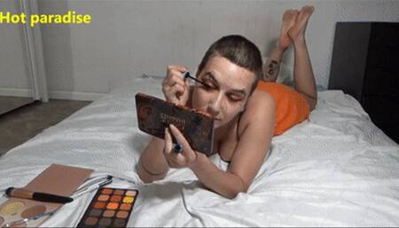 She puts on make up then rents me her sexy female bare feet (Kristen & Bob45à HD