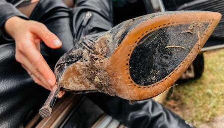 HIGH HEELS MUD Watch dirty soles of high heels boots