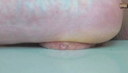 MB212 CBT-Barefoot on the table 2