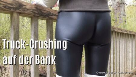 Truck Crushing on the Bench - Truck Crushing auf der Bank