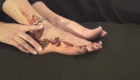 Ana domina con sus pies de henna