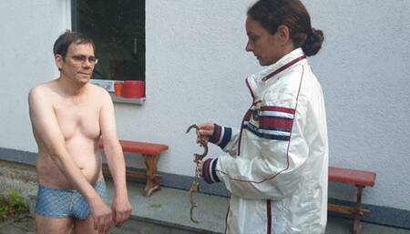 Lady Donata tritt und schlägt ihren Sklaven in enger Adidas Nylon Turnhose und glänzender Adidas Schlupf-Regenjacke - 91