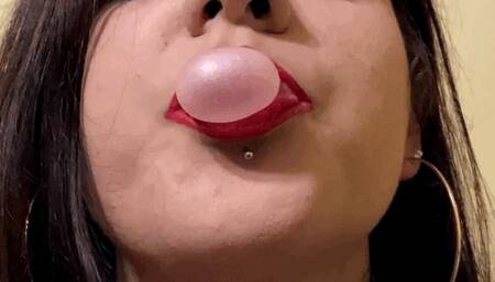 Watch sexy Tamara' s mouth chewing bubble gum
