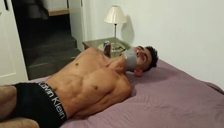 JAIME ATADO CON CINTA GRIS