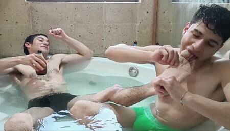 LAMIENDO LAS PATAS DE ANDREWS EN EL JACUZZZI