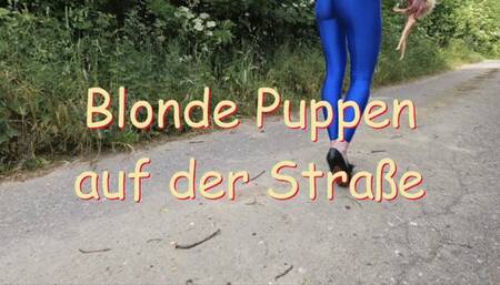 Blond dolls on the street - Blonde Puppen auf der Straße