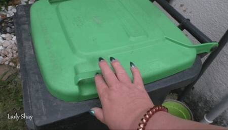 Trash bitch live in my trash can