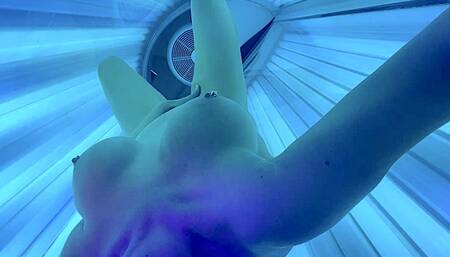 Masturbate and Nipples play in Sunbathing area Studio (wmv)