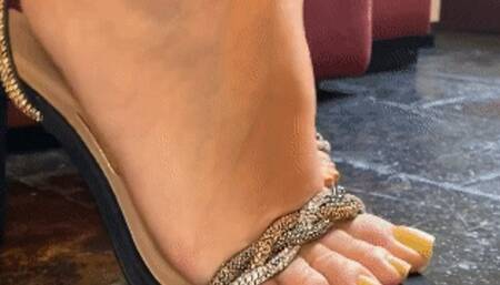 Juliette_RJ SEXY Heels teasing - YELLOW POLISH - JOI - LONG TOENAILS - SEXY HEELS - HIGHLY ARCHED FEET - THICK LEGS