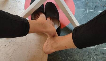 Showing my feet and soles in public, dangling and dipping my summer shoes