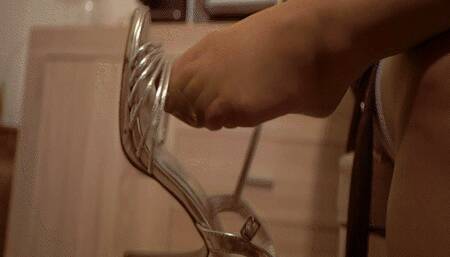 My stepmoms hot days (footjob) SD MP4(480*360)HD