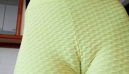 Cameltoe and ass worshipping in yoga pants