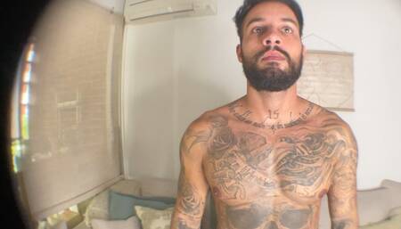 Tiny aliens explore, control and get crushed by an unaware giant - Lalo Cortez