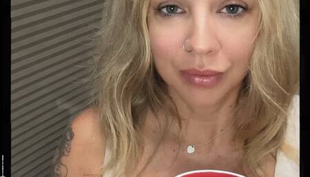 Elle Lyon wants to say good morning