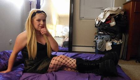 Valentina Tries a Slice of Tickling: Foot Tickled in Fishnets