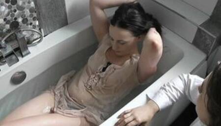 Keira face up underwater for Lila